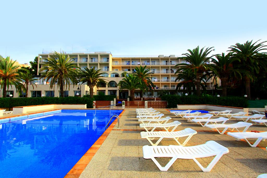 BG Nautico Ebeso – Zwembad met hotel en palmen, Figueretas