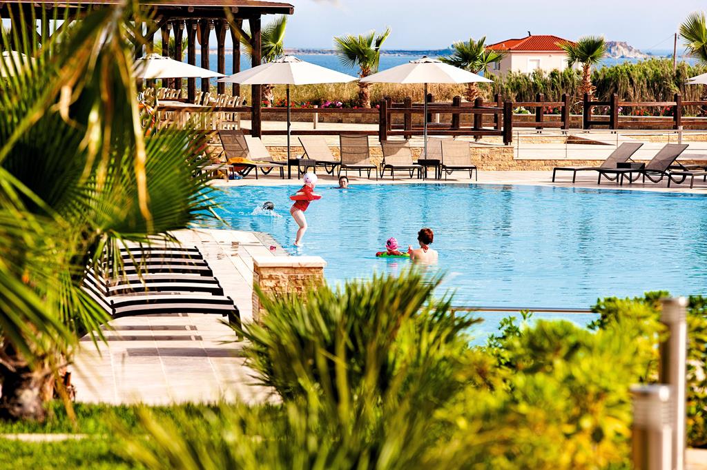 Apollonion Resort & Spa – Zwembad met parasols, Lixouri