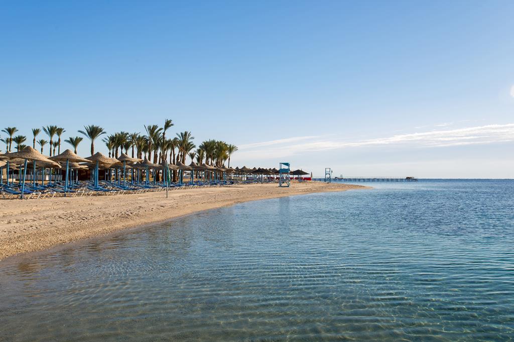Marina Resort Port Ghalib – Strand met parasols, Marsa Alam