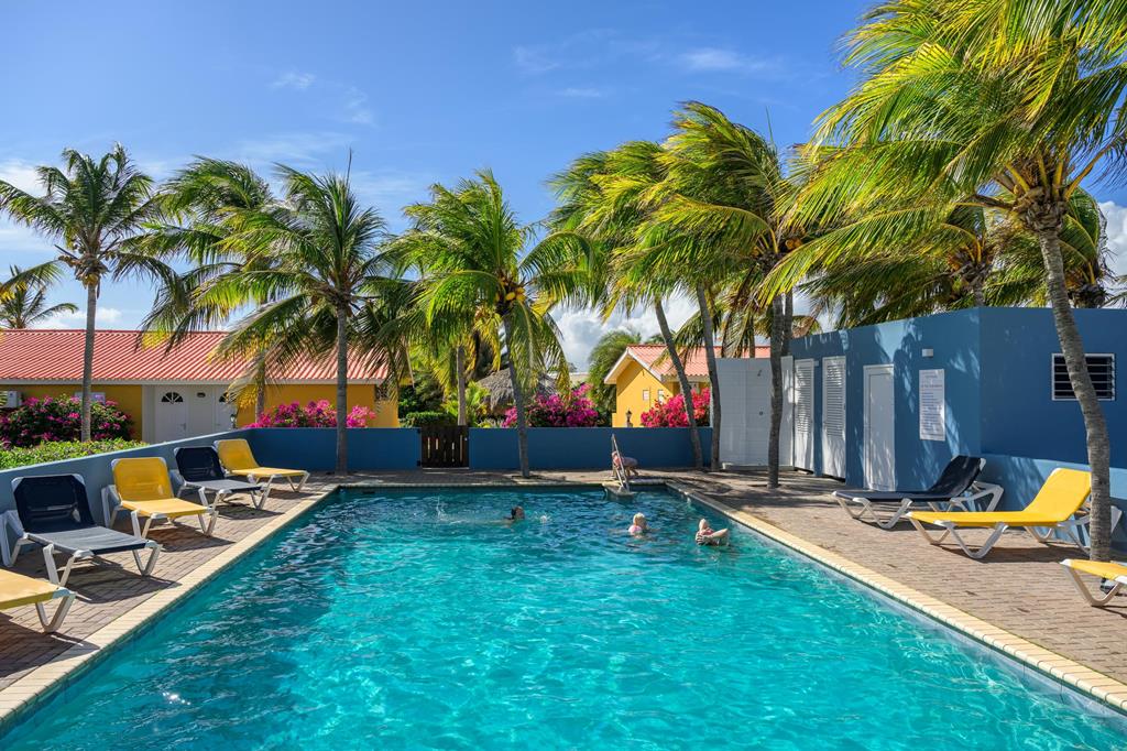 The Pearl of the Caribbean – Zwembad met ligbedden, Willemstad
