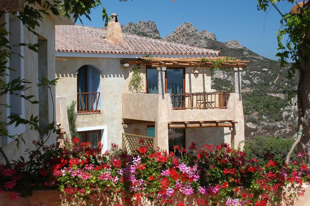 Rocce Sarde – Huisje met bloemen, San Pantaleo