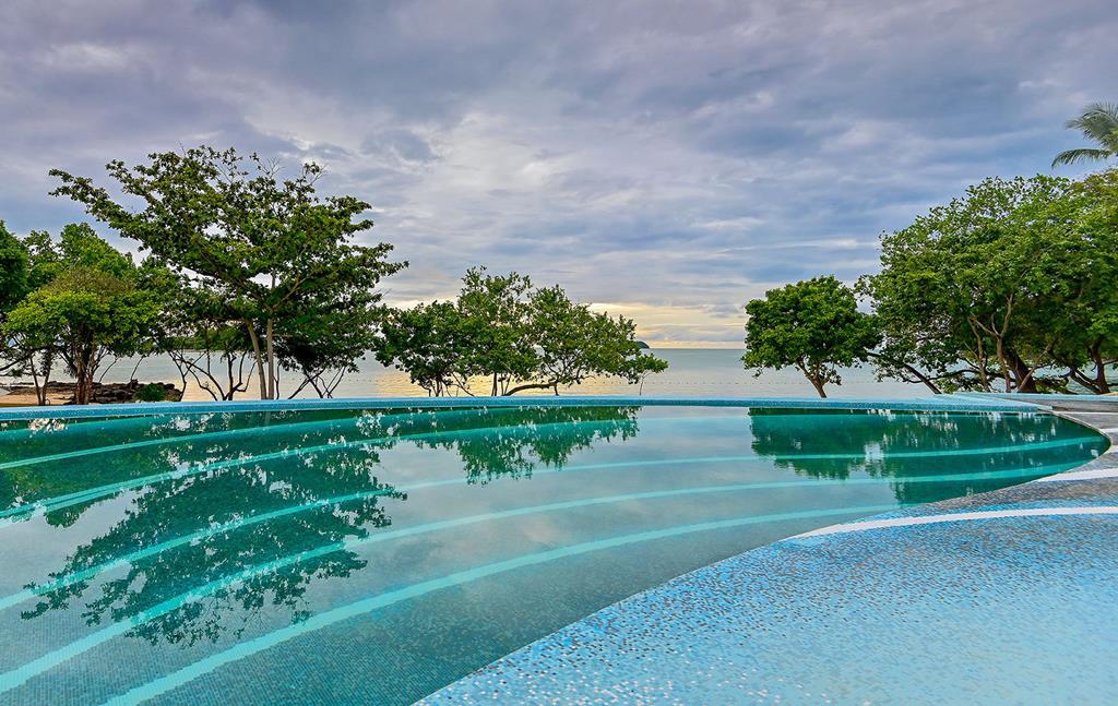 Island Escape by Burasari – Infinityzwembad, Koh Maphrao