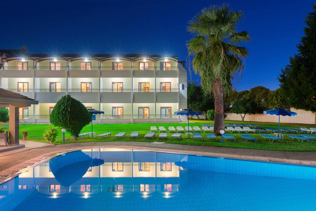 Matoula Beach – Zwembad en hotel bij avond, Trianta