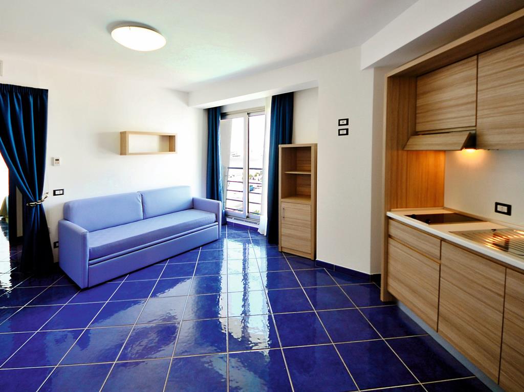 Astro Suite – Kitchenette met bank, Cefalu
