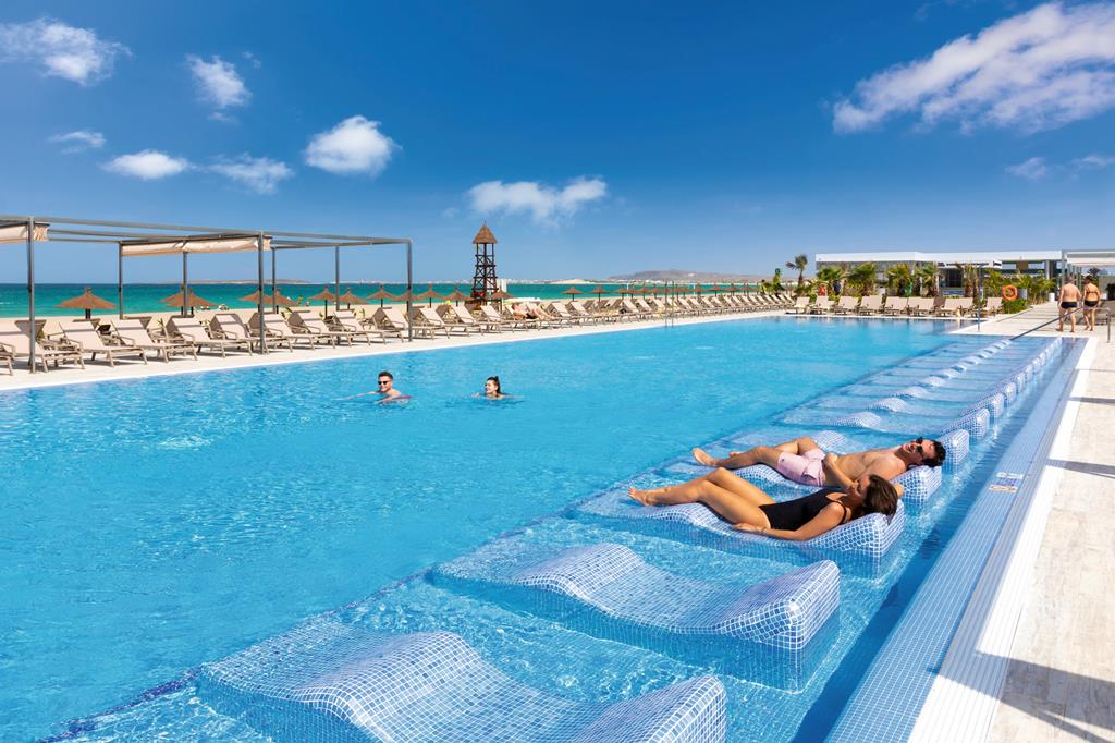 Riu Palace Boavista – Zwembad met ligbedden, Praia de Salines
