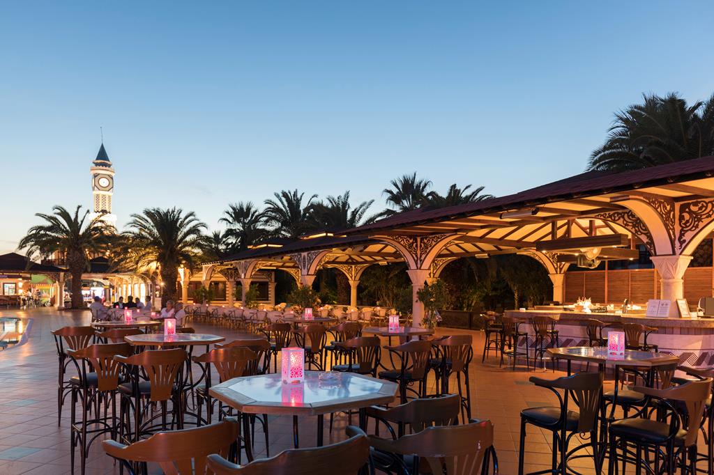 SPLASHWORLD Ali Bey Park – Terras bij avond, Side