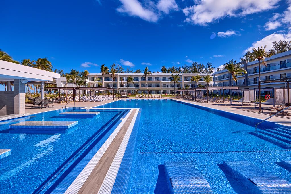 Riu Palace Mauritius – Zwembad met hotelgevel, Le Morne