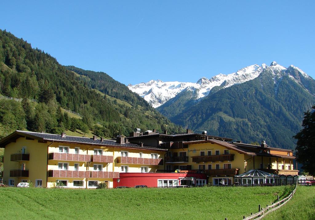 Lampenhausl – Hotel voor besneeuwde bergen, Fusch