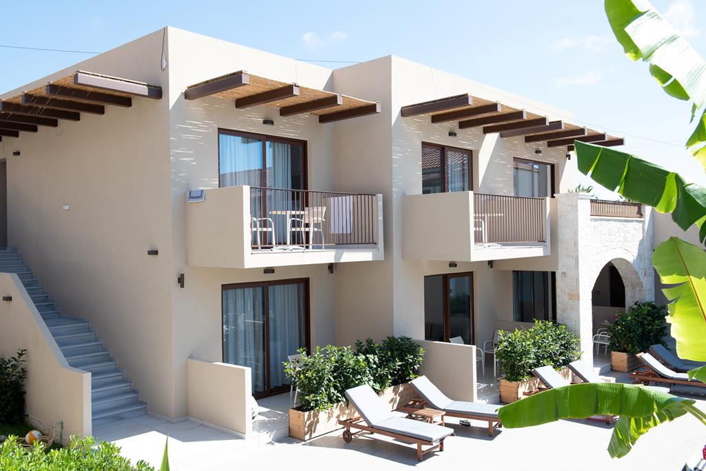 Lazaros Hotel – Gevel met ligbedden, Tsilivi