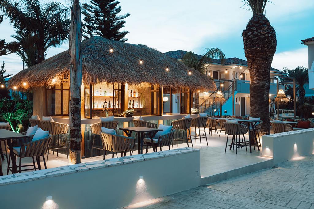 Marelen – Strandbar bij avond, Kalamaki