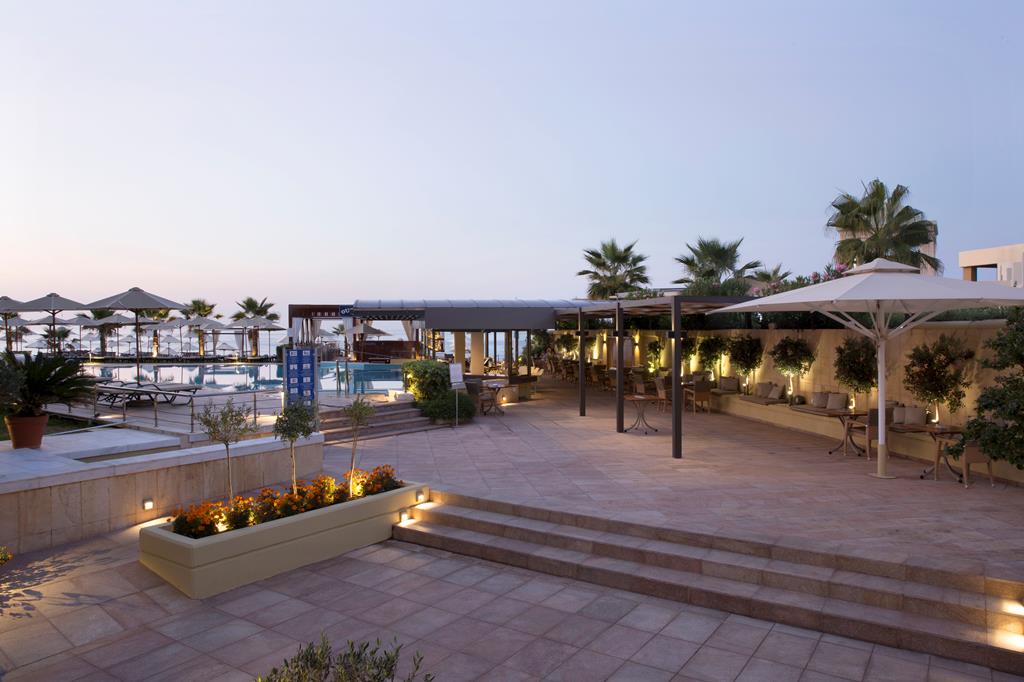 Thalassa Beach Resort – Terras bij avond, Platanias