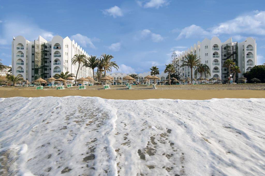 Marinas de Nerja – Strand met hotel, Nerja