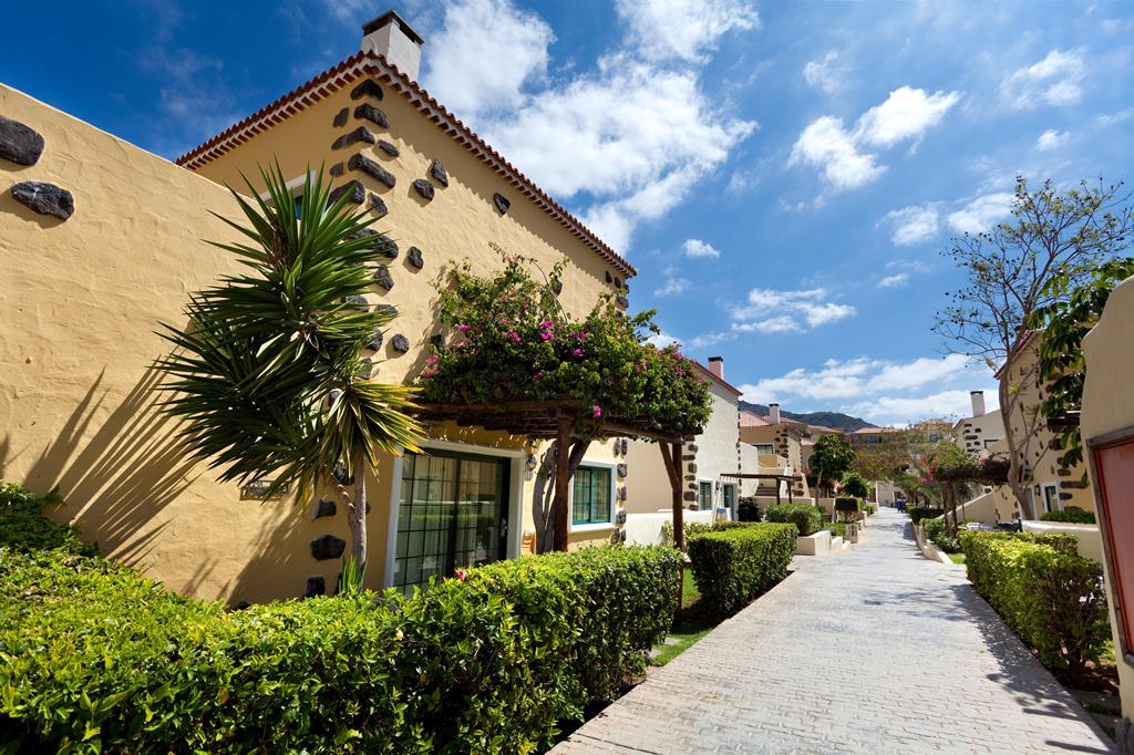 GF Isabel Family – Tuinpad met gevel, Costa Adeje