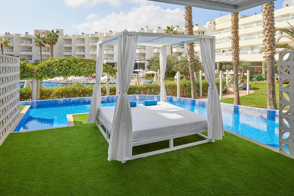Tropic Garden – Daybed bij zwembad, Santa Eulalia del Río