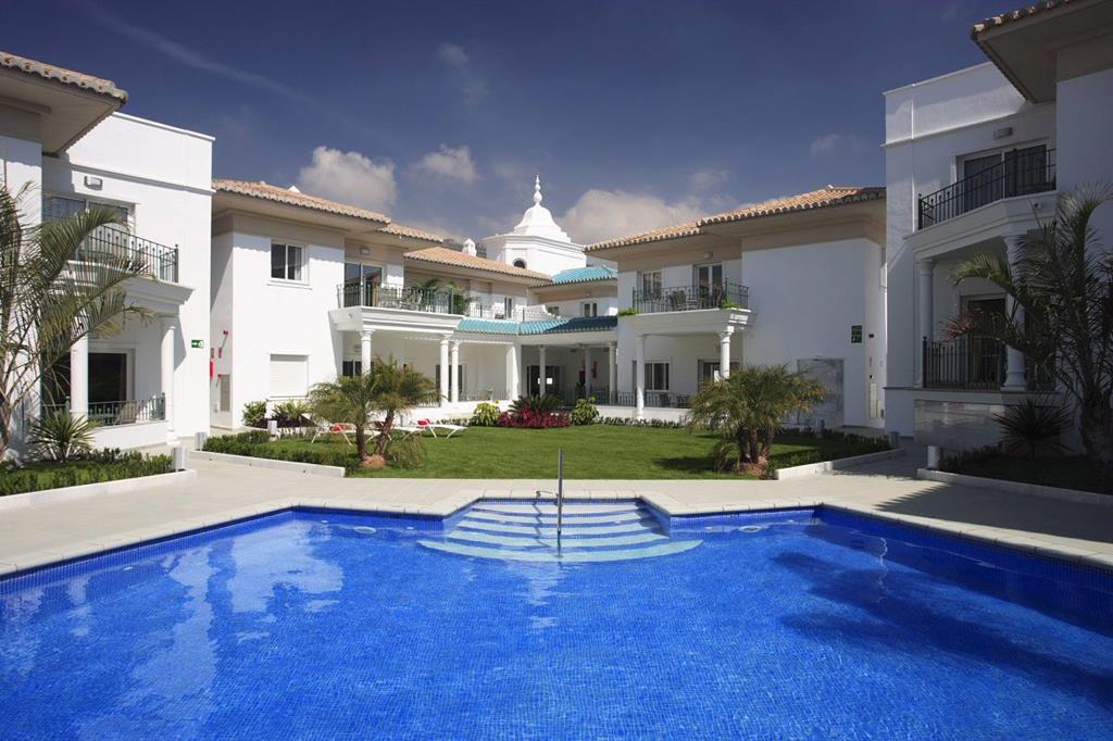 Marina Turquesa – Zwembad en witte gevel, Nerja