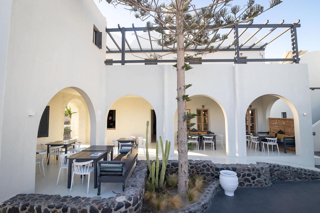 Scorpios Beach Hotel – Binnenplaats met bogen, Monolithos