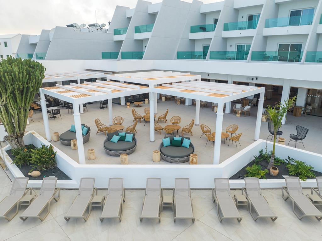 Radisson Blu Lanzarote Resort – Loungeterras, Costa Teguise