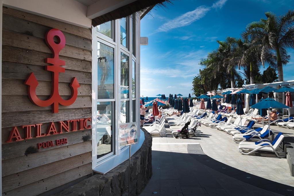 Hotel Marina Suites – Poolbar met ligbedden, Puerto Rico