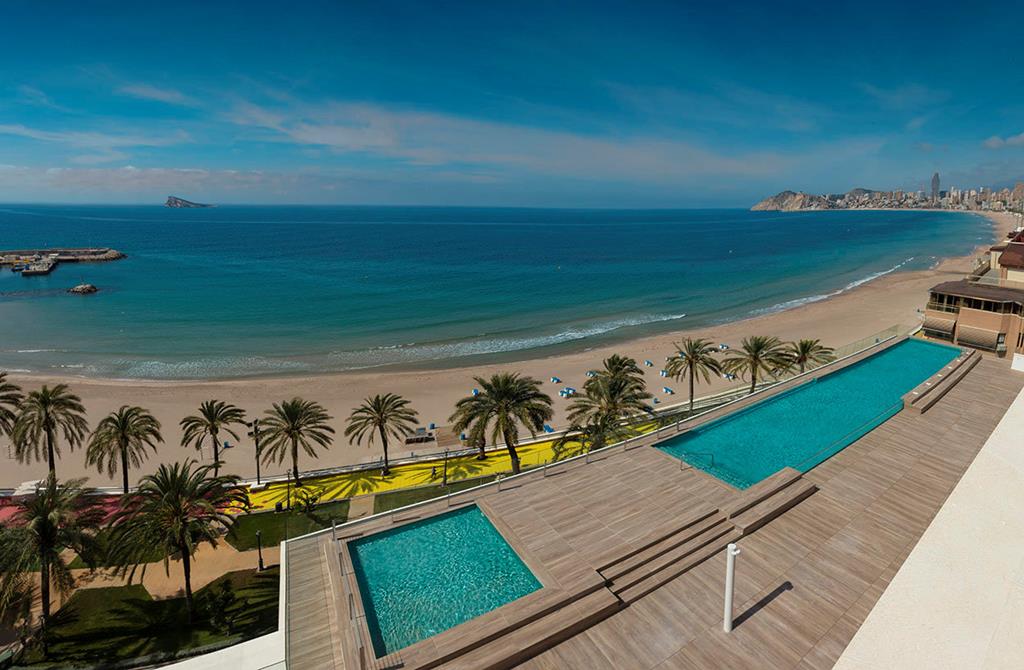 H10 Porto Poniente – Zwembaden boven strand, Benidorm