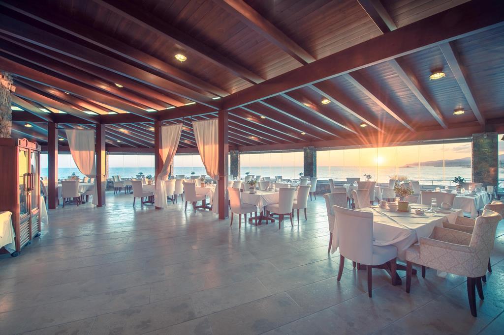 Ikaros Beach Resort & Spa – Restaurant met zeezicht, Malia