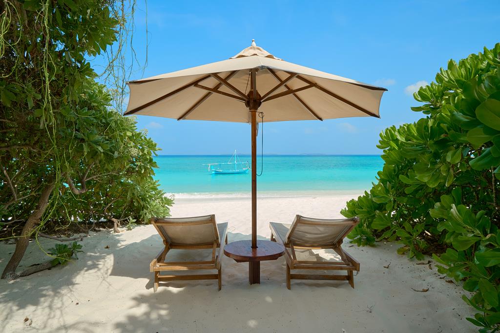 Barefoot Eco Hotel – Strand met parasol, Hanimaadhoo
