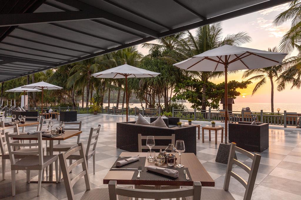 Kamala Beach Resort – Terras bij zonsondergang, Kamala Beach