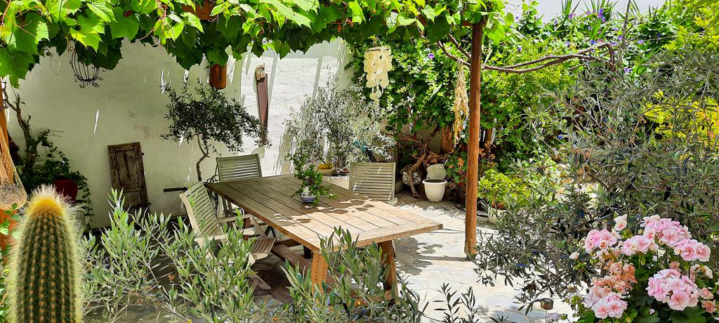 Maria – Tuin met pergola, Kokkari
