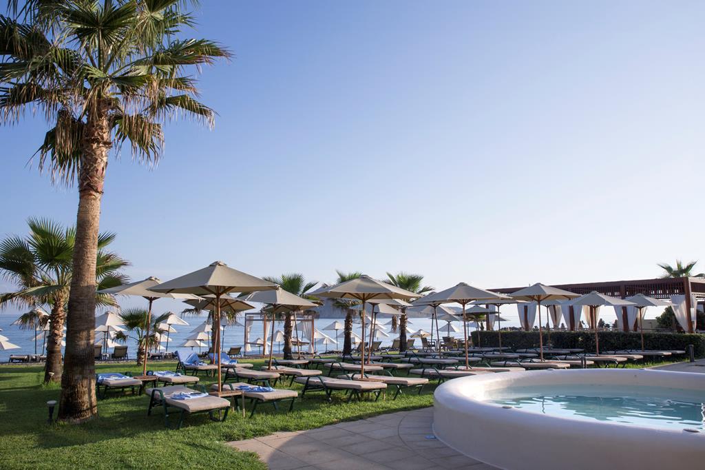 Thalassa Beach Resort – Tuin met parasols, Platanias