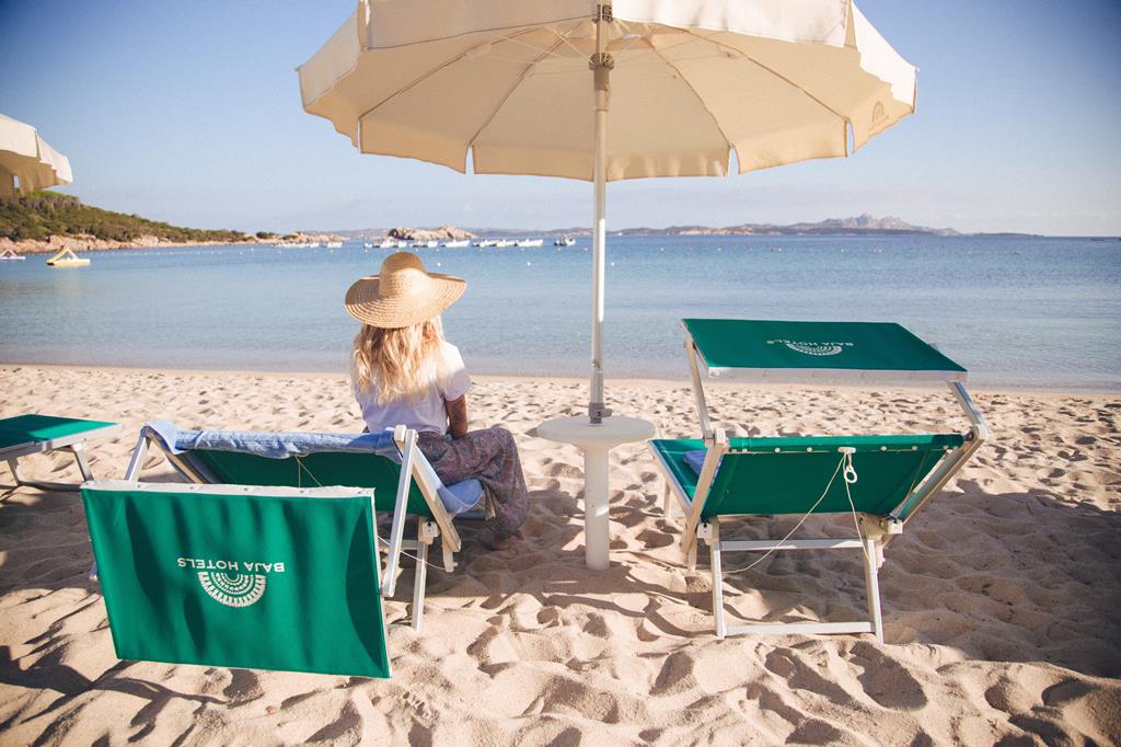 La Bisaccia – Strand met parasols, Baja Sardinia