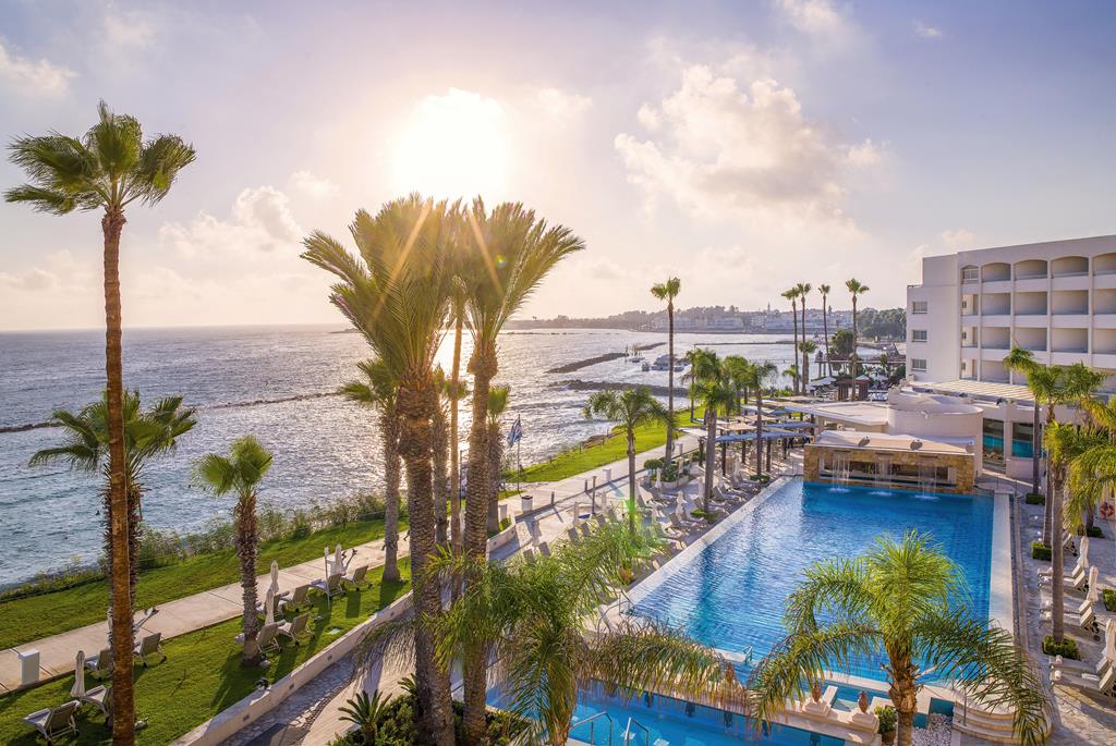 Alexander the Great Beach – Zwembad aan zee bij zonsondergang, Paphos