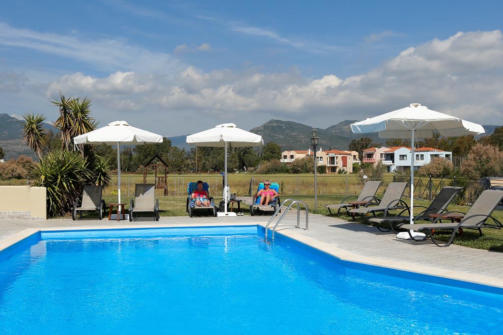 Imerti – Zwembad met ligbedden, Skala Kalloni