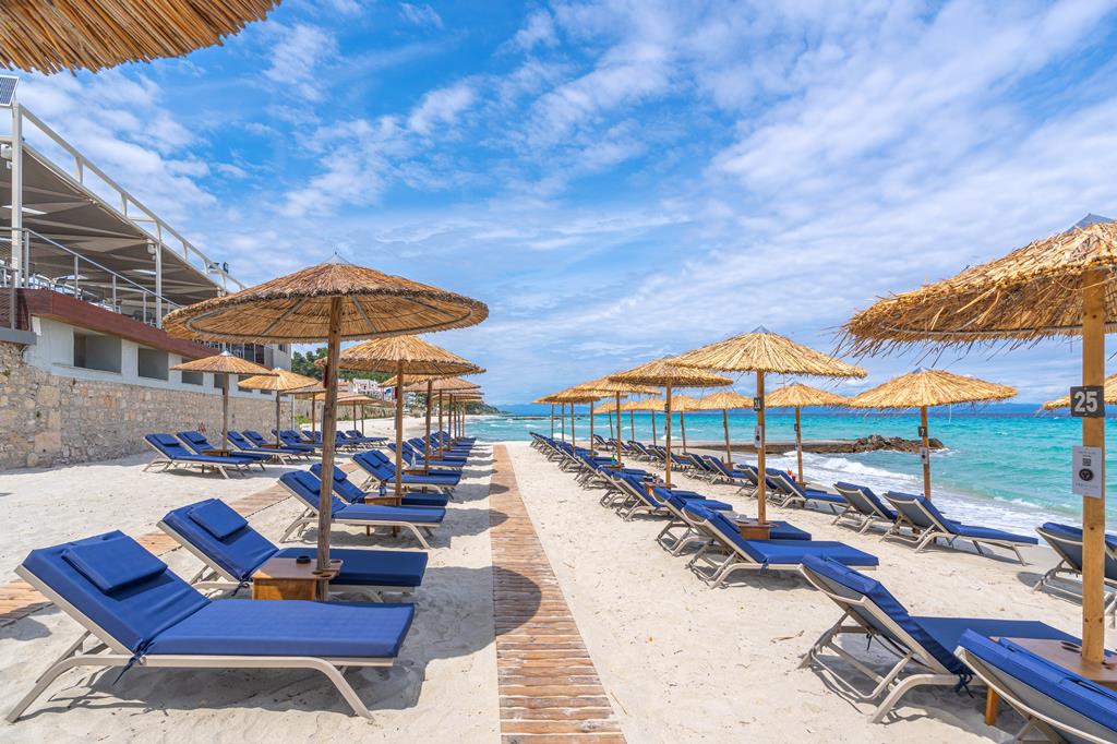 Ammon Zeus Luxury Beach – Strand met parasols, Kallithea