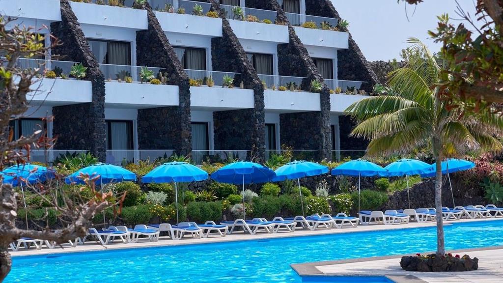 Caloura Resort – Zwembad met parasols, Caloura