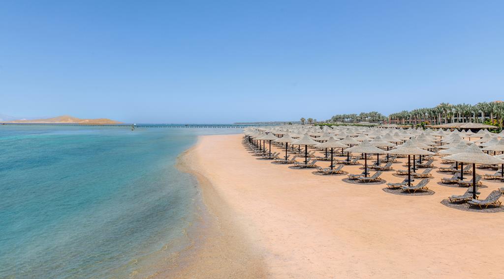 Jaz Mirabel Beach Resort – Strand met parasols, Nabq