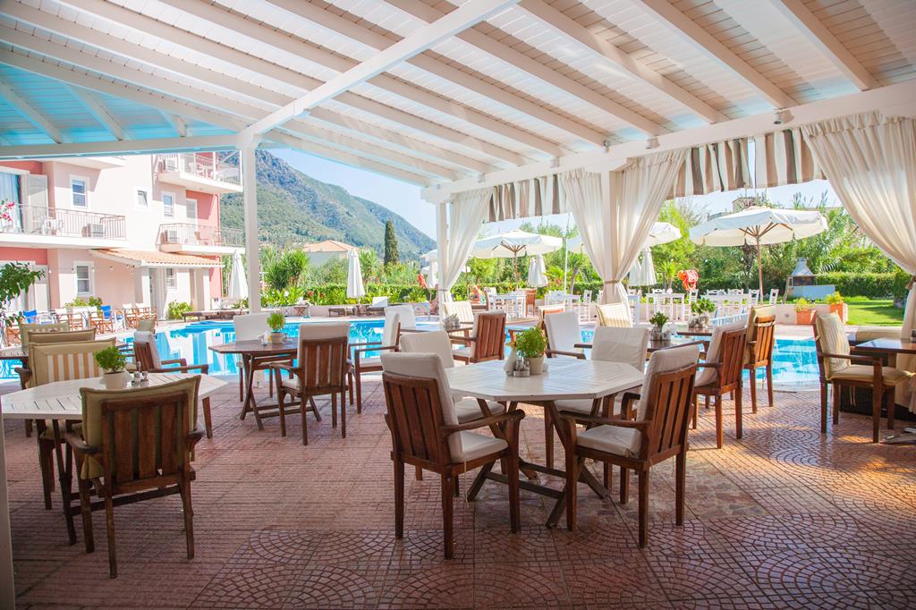 Hotel George – Terras met parasols, Nidri