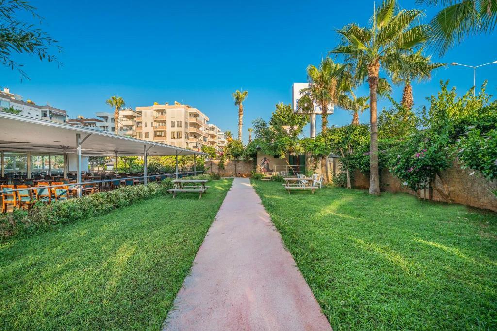 Arsi Blue Beach Hotel – Tuin met wandelpad, Alanya