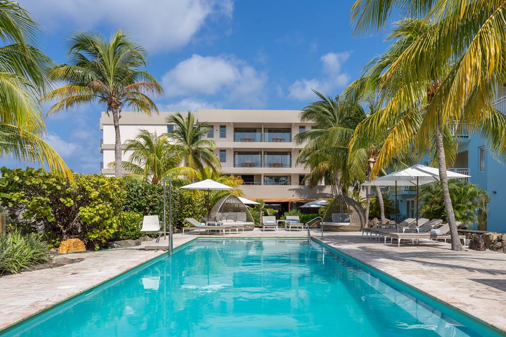 Dolphin Suites & Wellness Curacao – Zwembad met palmen, Mambo Beach