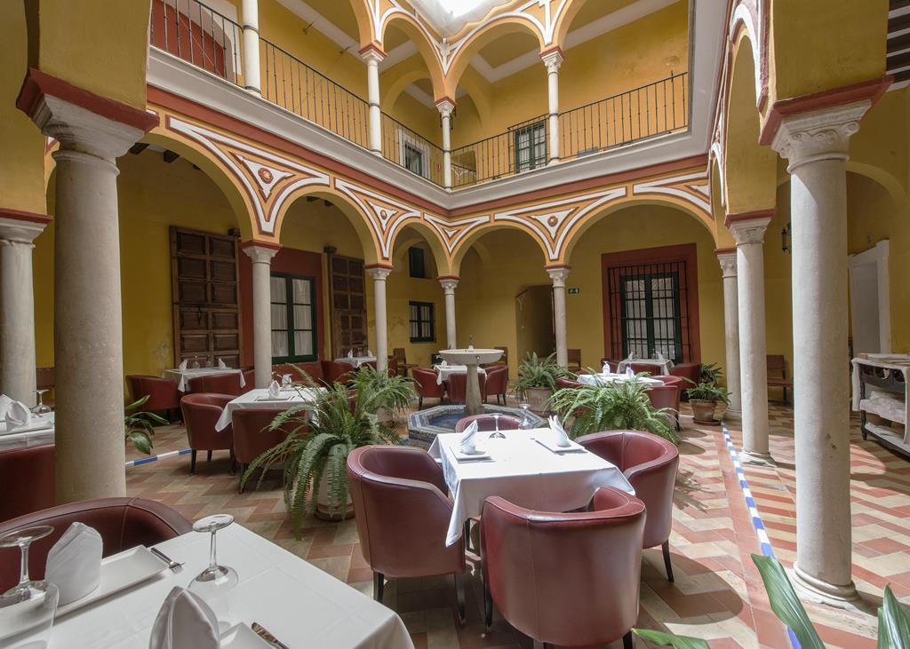 Casas de la Juderia – Patio met restaurant, Sevilla