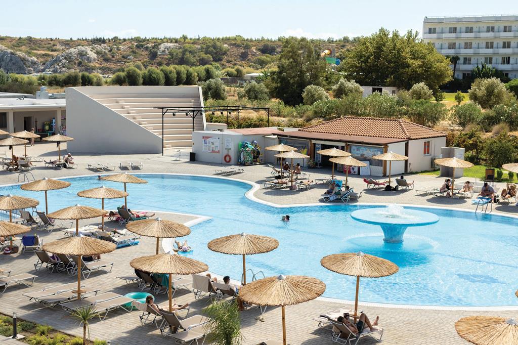 Myrina Beach – Zwembad met parasols, Kolymbia
