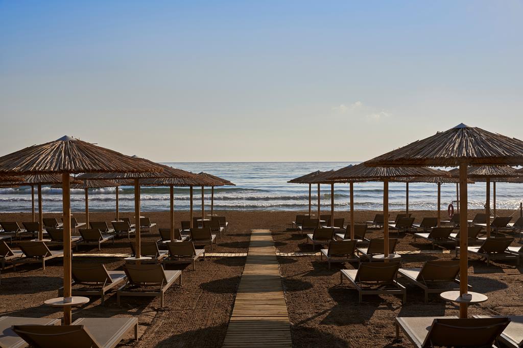Atlantica Amalthia Beach Resort – Strand met ligbedden, Agia Marina
