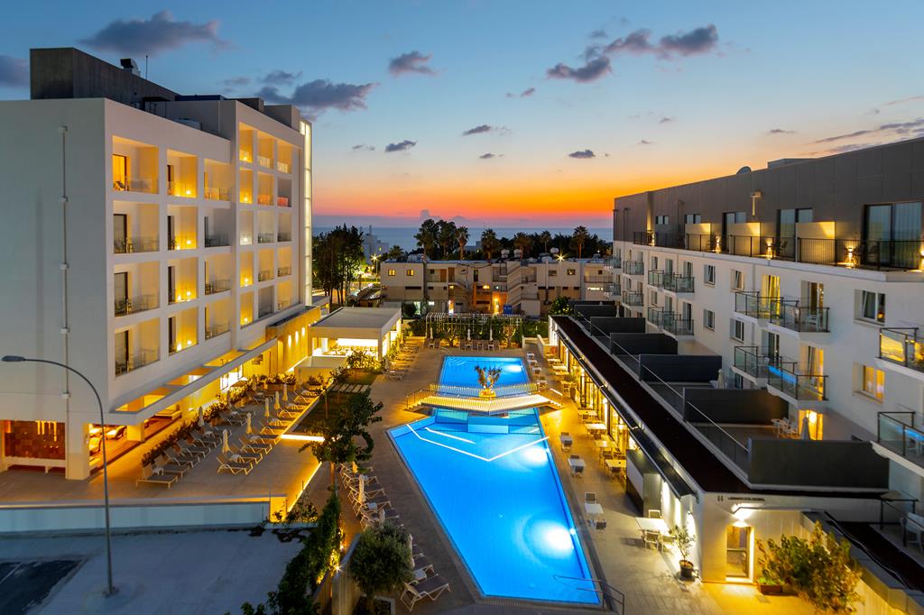 Anemi – Zwembad bij avond, Paphos