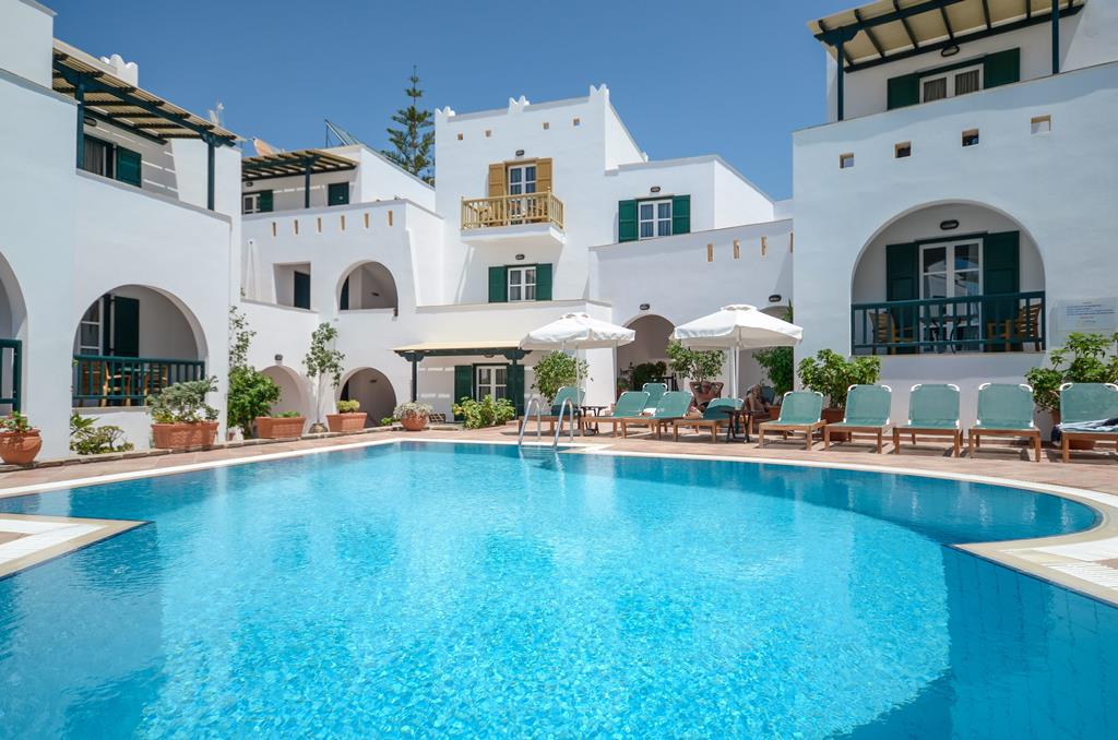 Spiros Hotel & Appartementen – Zwembad bij witte gebouwen, Naxos-Stad