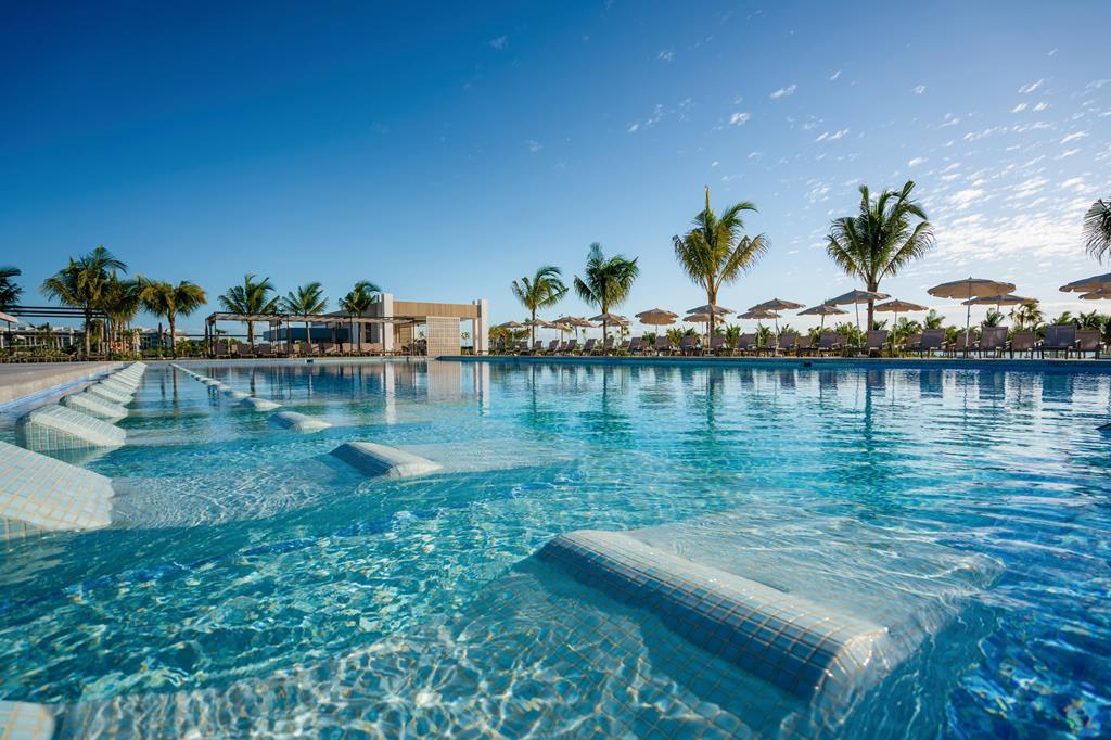 Riu Latino – Zwembad met ligbedden, Costa Mujeres