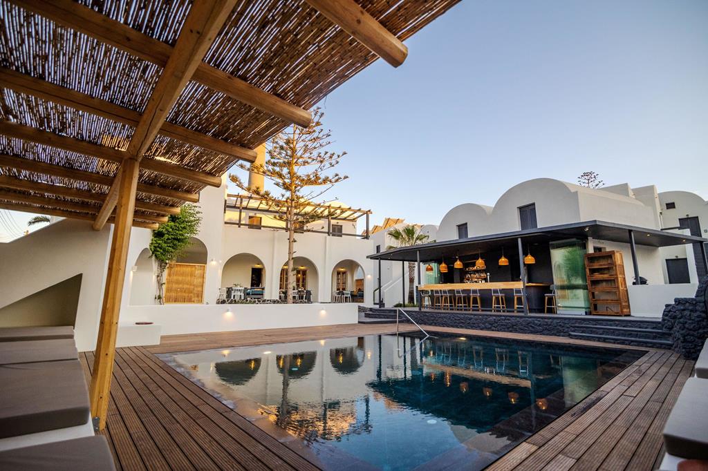 Scorpios Beach Hotel – Zwembad met houten dek, Monolithos