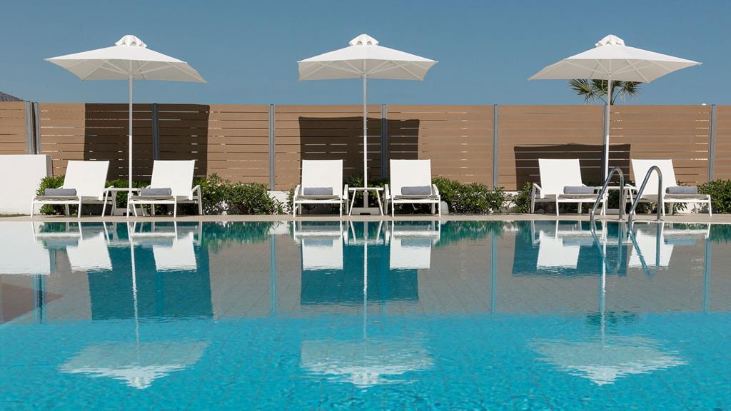 Akrogiali Garden – Zwembad met parasols, Malia