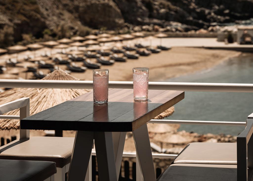The Royal Blue – Terras met strandzicht, Panormos