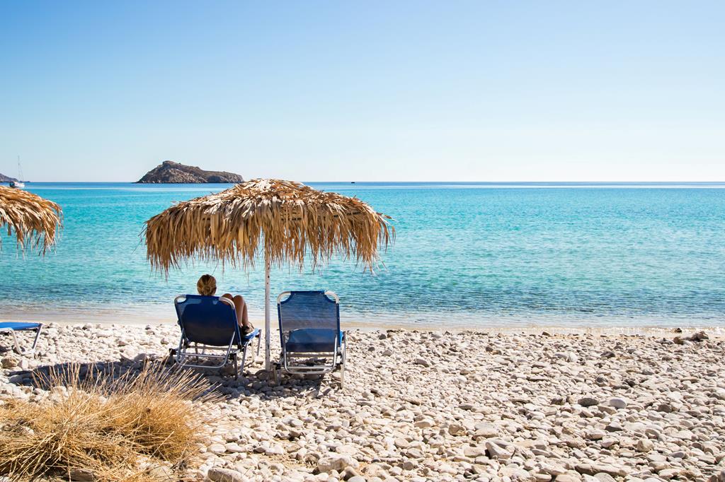 Poseidon Blue Gastronomy – Strand met parasol, Afiartis