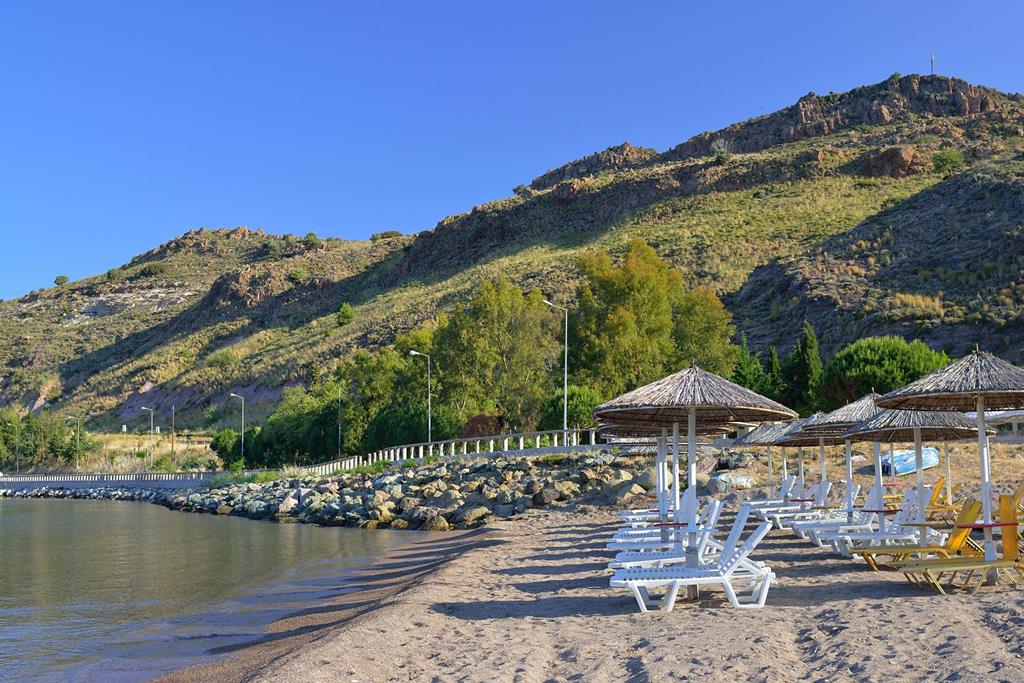 Panorama Hotel – Strand met parasols, Petra