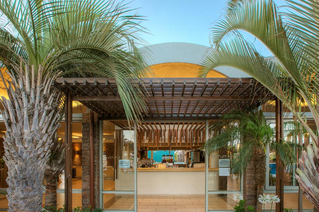 Blue Lagoon Resort – Ingang met palmen, Kos stad Lambi