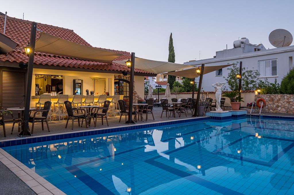 Anais Bay – Poolbar bij zwembad, Protaras